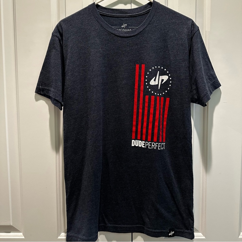 Dude Perfect Men’s Navy Blue Flag Tee M